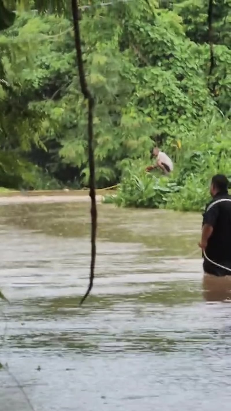 Autoridades rescatan a “curioso” que fue arrastrado por golpe de agua en Vega Alta.