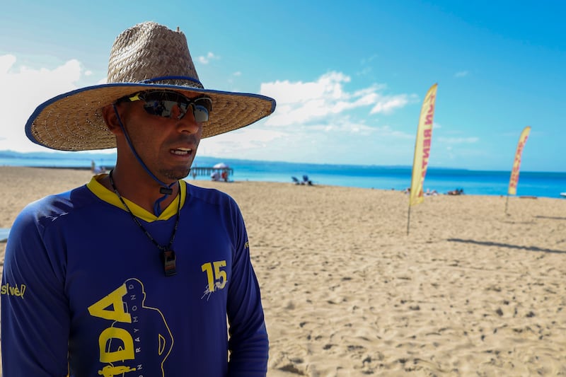 Christian Natal trabaja en una empresa de alquiler de vehículos acuáticos en la playa “Crash Boat” del municipio de Aguadilla que tuvo que cerrar el año pasado debido a la inusual llegada de sargazo al noroeste de Puerto Rico.
Foto de Gabriel López Albarrán | Centro de Periodismo Investigativo