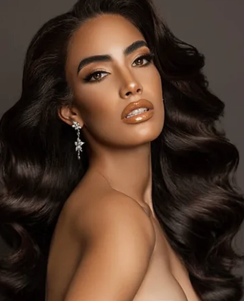 Miss Panamá, Solaris Barba, en un retrato de rostro, con el cabello suelto y ondulado.