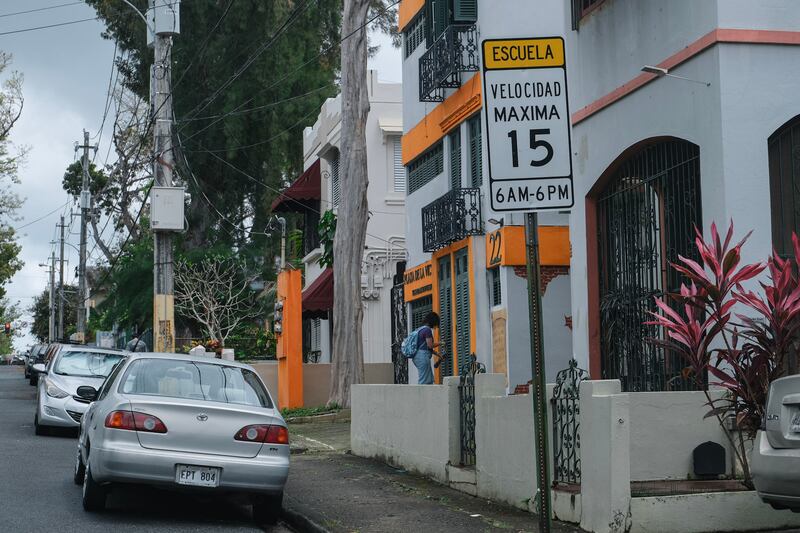 Una estudiante entra a una residencia.