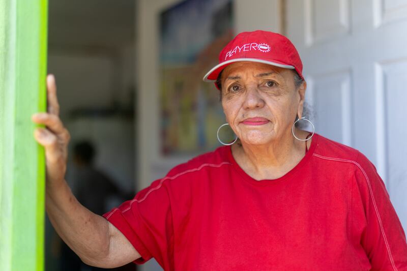 Las múltiples experiencias de desplazamiento por la erosión costera han llevado a Maggie Colón a luchar en contra de las construcciones en las costas de Arecibo.