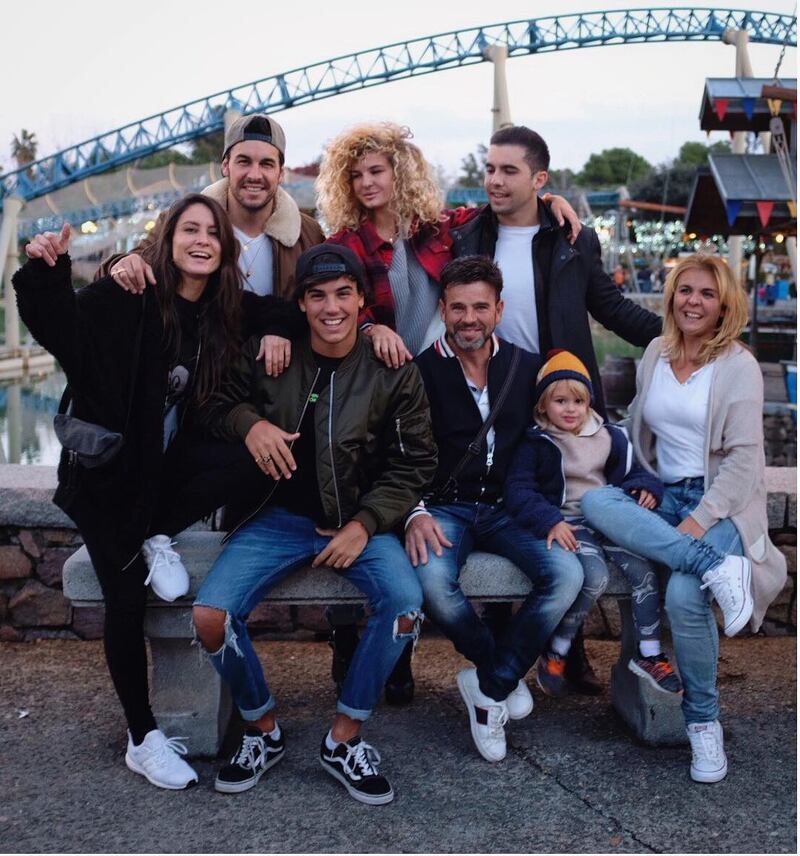 Mario Casas y su familia