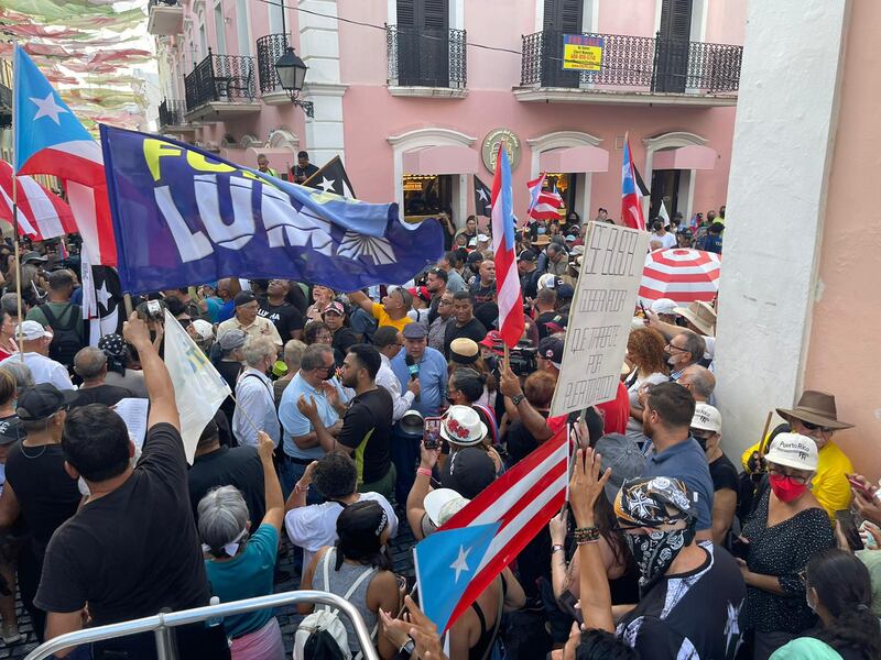 Manifestantes llegan hasta La Fortaleza para protestar contra LUMA Energy.