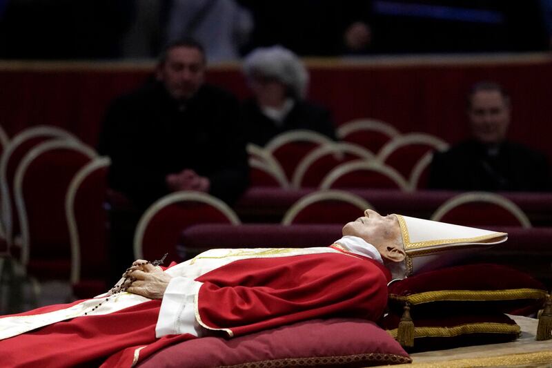 El cuerpo del difunto Papa Emérito Benedicto XVI expuesto en el interior de la Basílica de San Pedro en el Vaticano, el lunes 2 de enero de 2023. Benedicto XVI, el teólogo alemán que será recordado como el primer Papa en 600 años en renunciar, ha murió, anunció el Vaticano el sábado. Tenía 95 años. (Foto AP/Alessandra Tarantino)