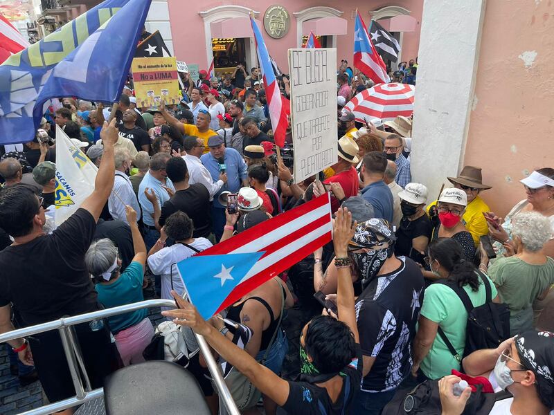 Manifestantes llegan hasta La Fortaleza para protestar contra LUMA Energy.