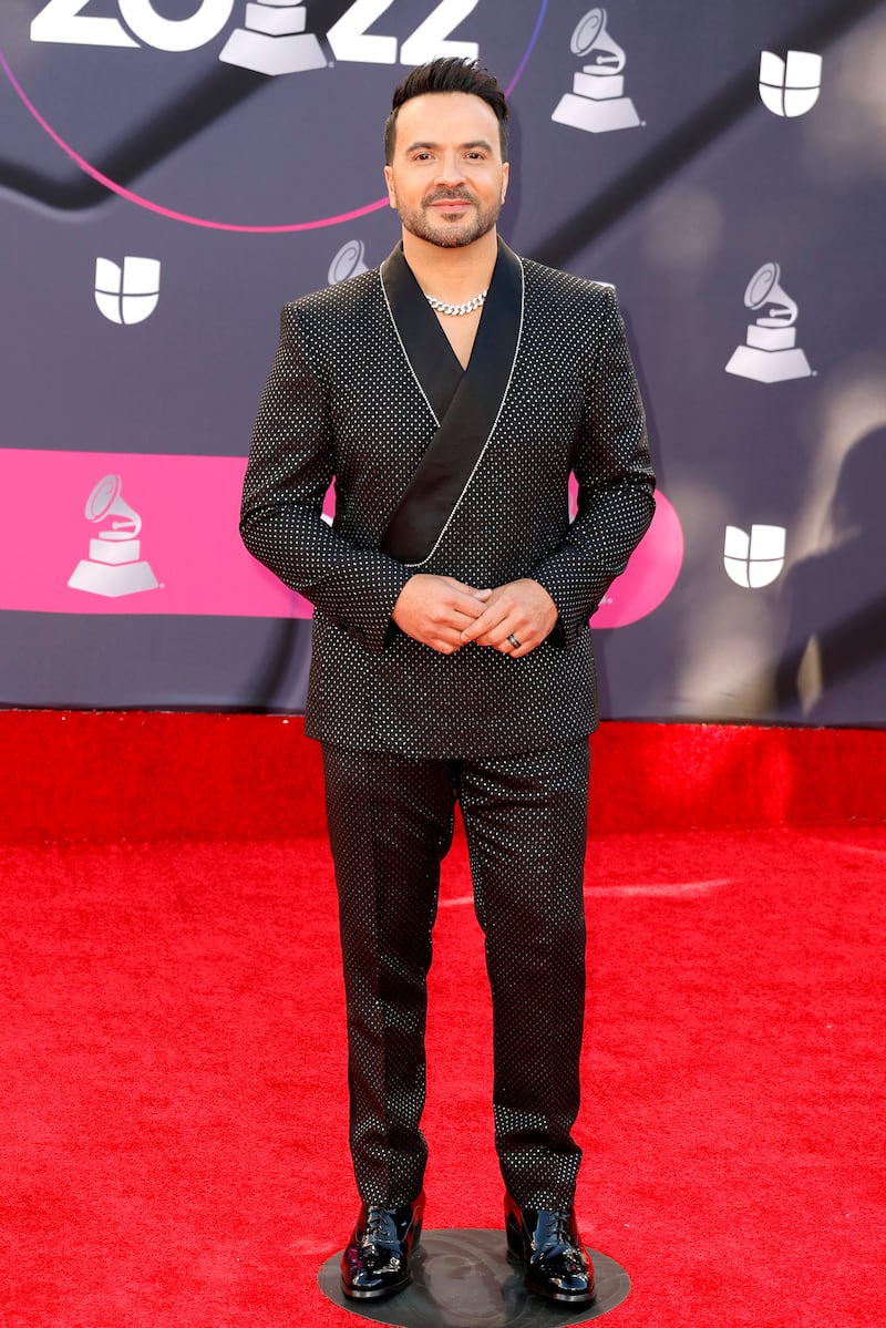 Luis Fonsi llegó bien acompañado a la ceremonia.