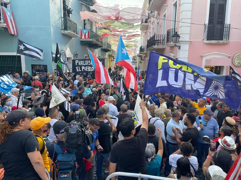 Manifestantes llegan hasta La Fortaleza para protestar contra LUMA Energy.