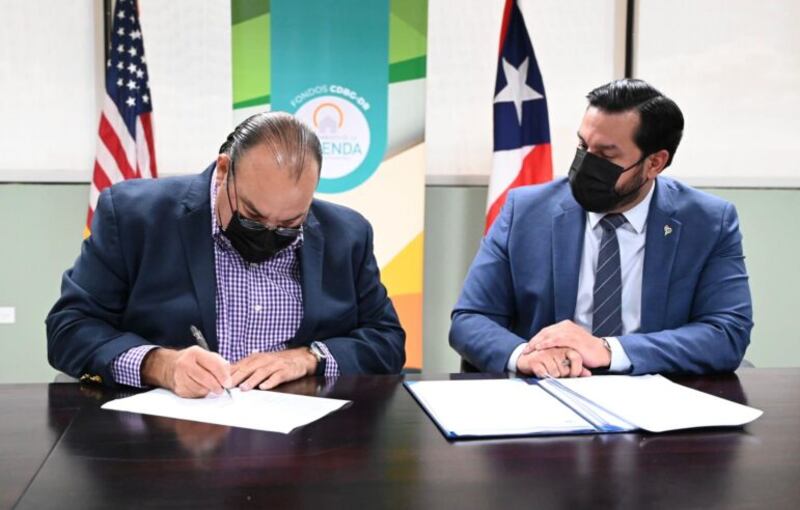 El secretario de la Vivienda, William Rodríguez Rodríguez, firmó junto a Ramón González Beiró un acuerdo que permite adiestrar a personal del Departamento de Agricultura para administrar el programa ReGrow Puerto Rico.