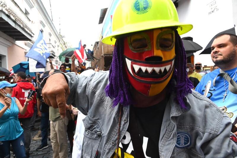 Manifestantes protestan contra LUMA Energy frente a la Fortaleza.