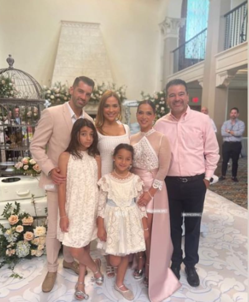 Adamari López y Toni Costa junto a su hija