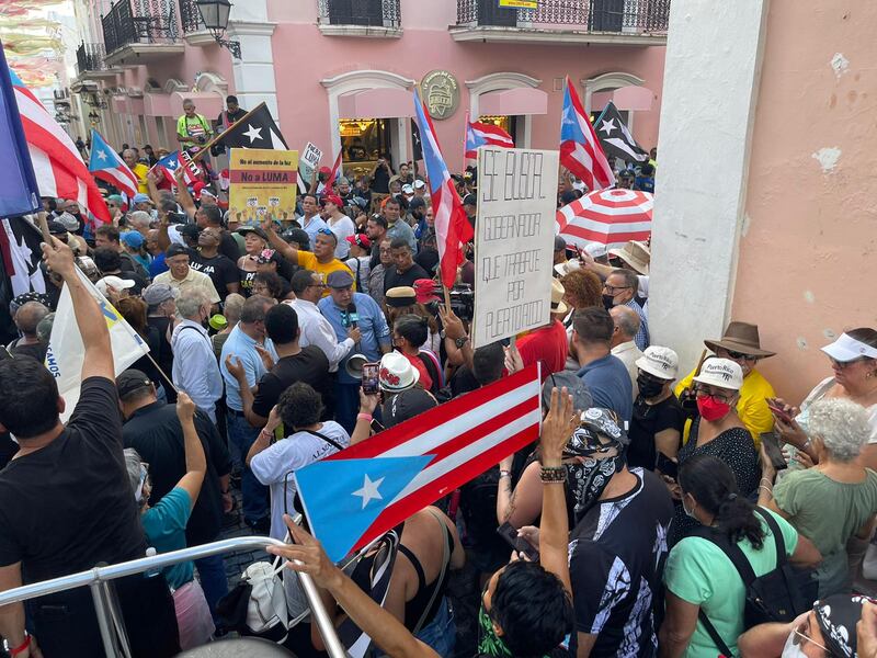 Manifestantes llegan hasta La Fortaleza para protestar contra LUMA Energy.