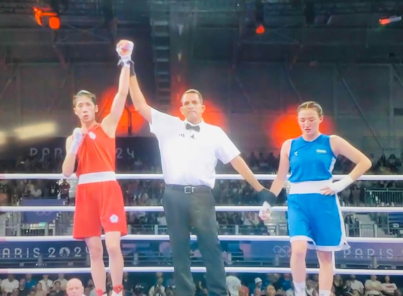 Emmanuel Ferreira como árbitro de boxeo en las Olimpiadas 2024 en Francia.