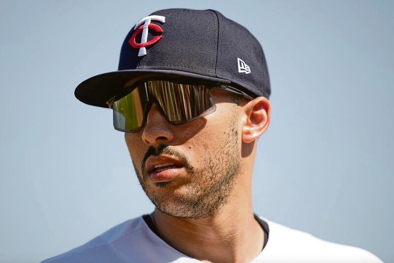 Carlos Correa en un close-up a su rostro, con gafas y una gorra de Los Mellizos.