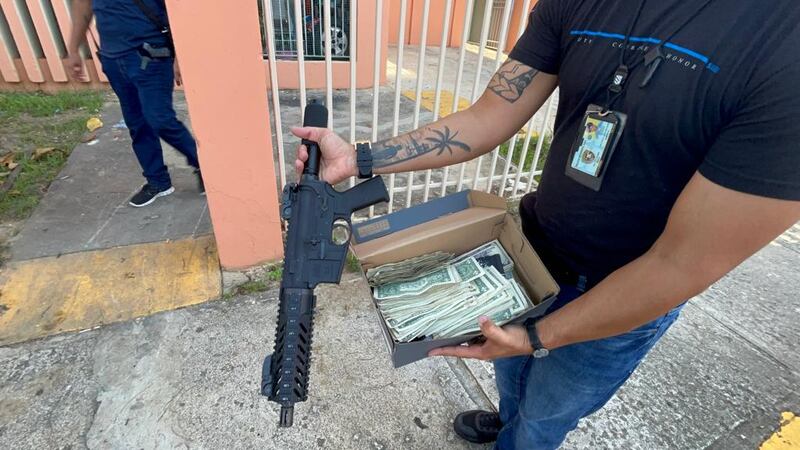 Autoridades ocupan un rifle tras allanamientos en Barrio Obrero.