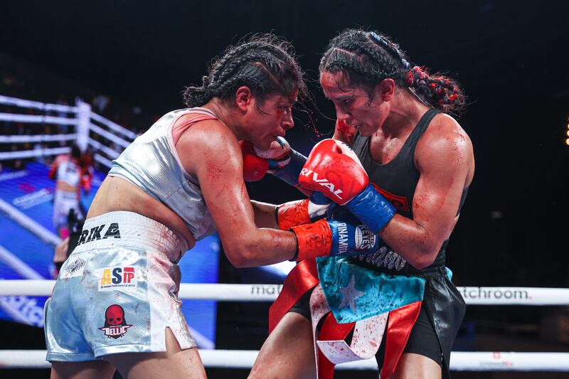 4 de febrero de 2023; Nueva York, Nueva York, EE. UU.; Amanda Serrano y Erika Cruz durante su pelea por el Campeonato Mundial Indiscutible de Peso Pluma en el Teatro Hulu en el Madison Square Garden en Nueva York, Nueva York. Crédito obligatorio: Ed Mulholland/Matchroom.