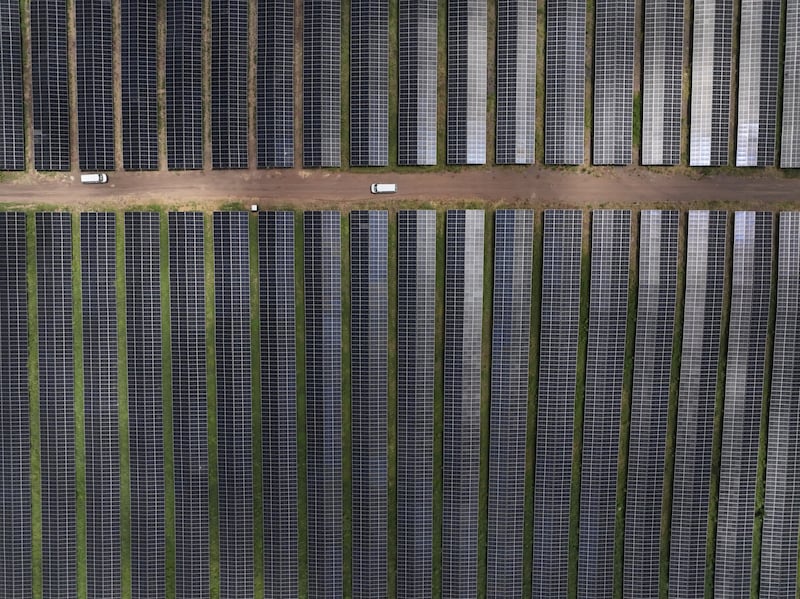 La siembra de placas solares ocurre en una zona agrícola fértil para la siembra de batata, ñame y plátano.