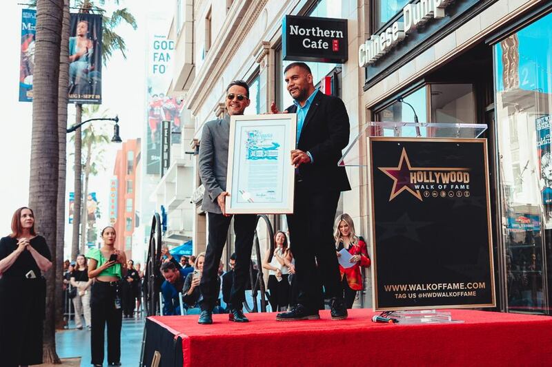 Marc Anthony recibe su estrella en el Paseo de la Fama de Hollywood.