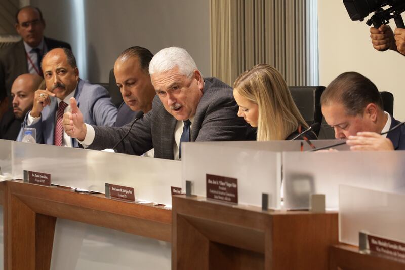 El senador Thomas Rivera Schatz, al centro, durante una de las vistas celebradas en mayo para investigar el manejo administrativo conducente a la excarcelación de confinados.