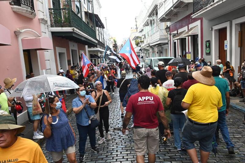 Manifestantes protestan contra LUMA Energy frente a la Fortaleza.