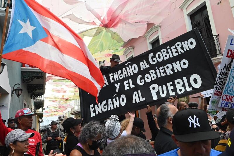 Manifestantes protestan contra LUMA Energy frente a la Fortaleza.