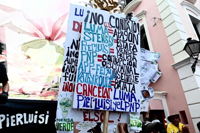 Manifestantes protestan contra LUMA Energy frente a la Fortaleza.