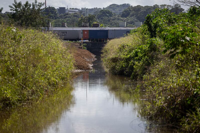 El terreno donde discurre el canal tributario impactado ha sido desarrollado con el transcurso de los años.