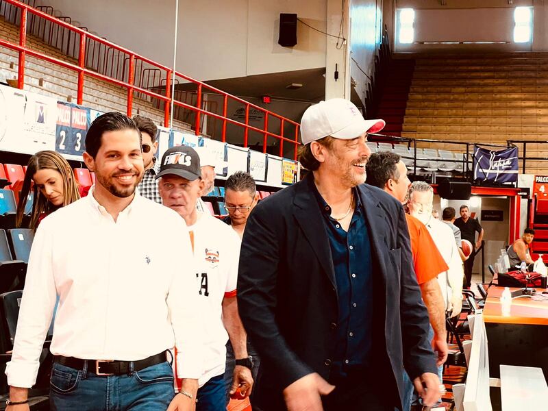 Benicio del Toro junto al alcalde de San Germán, Virgilio Olivera