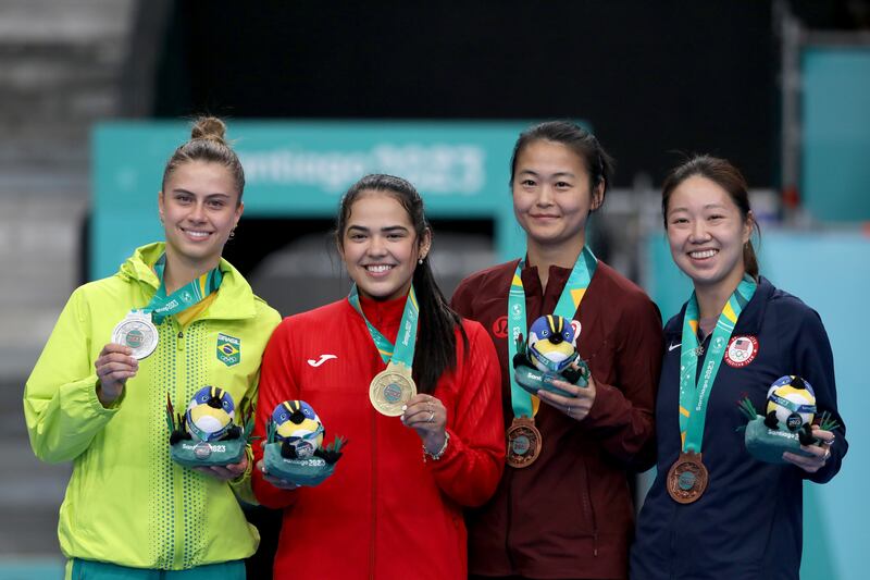 SANTIAGO, CHILE – NOV 1: Ceremonia de entrega de medallas tenis de mesa femenino individual en los Juegos Panamericanos Santiago 2023 en el Centro de Entrenamiento Olimpico de Nunoa el 1 de Noviembre en Santiago, Chile. / Medal ceremony for the table tennis women’s singles at the Santiago 2023 Pan American Games at Nunoa’s Olympic Training Center on November 1 in Santiago, Chile. (Foto: Javier Valdes Larrondo/ Santiago 2023 via Photosport)