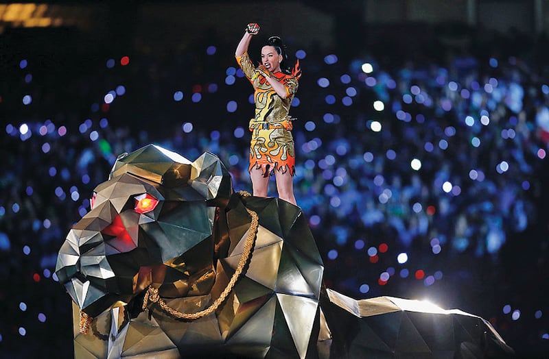 Katy Perry sobre la figura enorme de un felino mientras se presentaba en el Super Bowl.