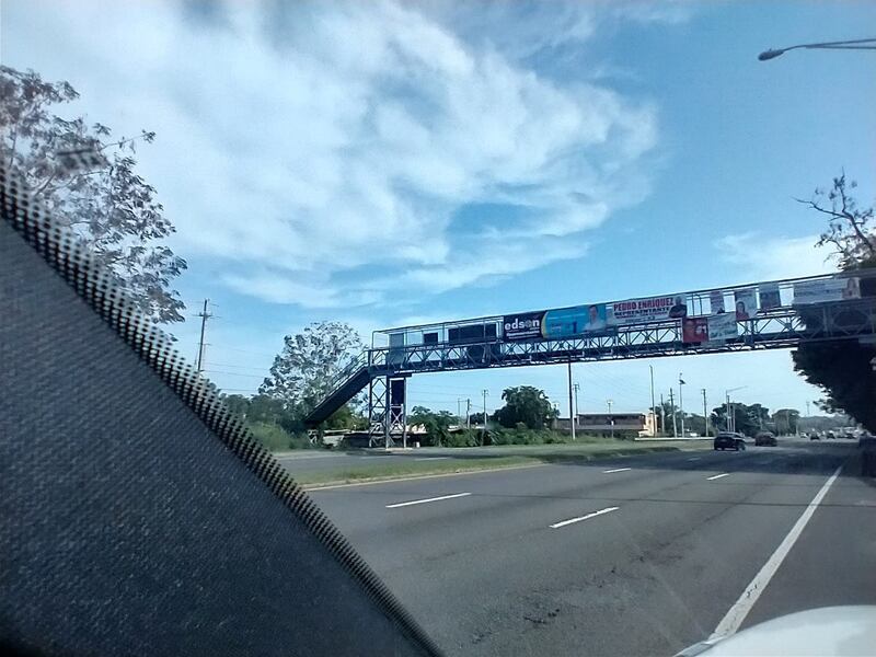 La secretaria del DTOP, la ingeniera Eileen Vélez Vega, sostuvo que el vehículo visto con un cartel del gobernador, Pedro Pierluisi, fue utilizado para funciones oficiales.