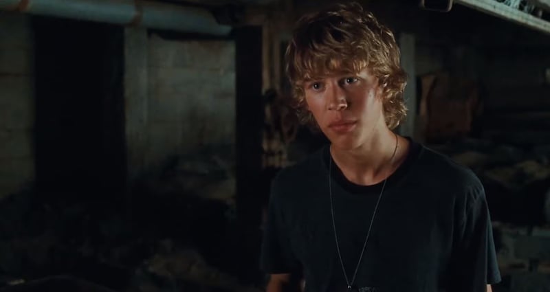 Austin Butler en su primera película, 'Pequeños invasores'