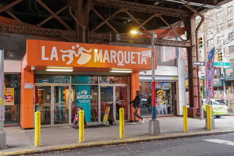 La Marqueta, en East Harlem, es un mercado histórico que ha sido un centro de la cultura y comunidad puertorriqueña desde la década de 1930.