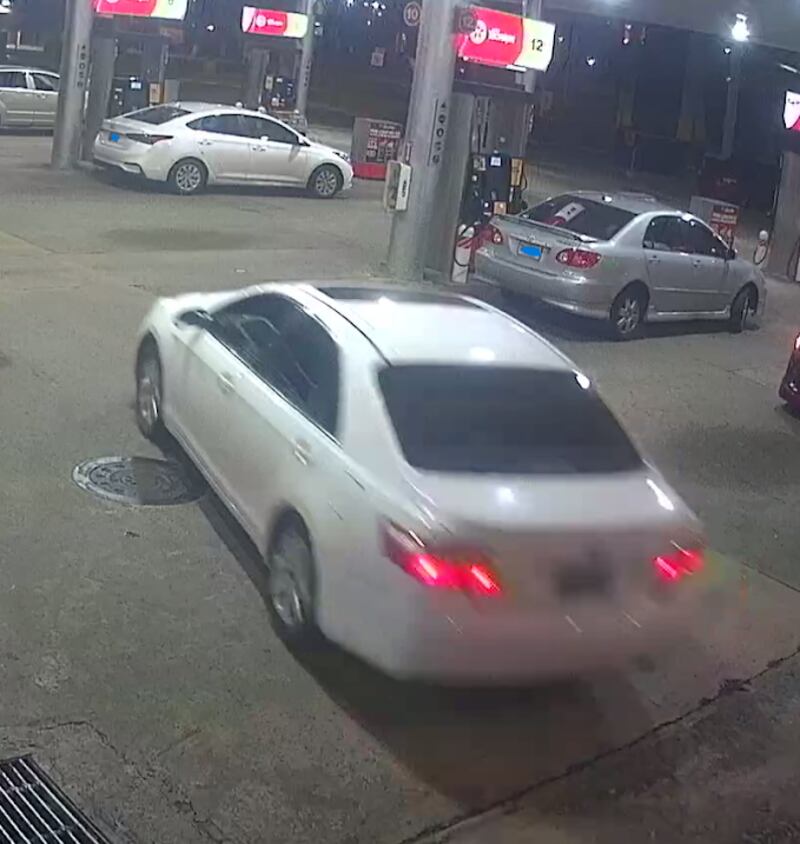 Sujeto apunta con un arma a empleada de gasolinera.