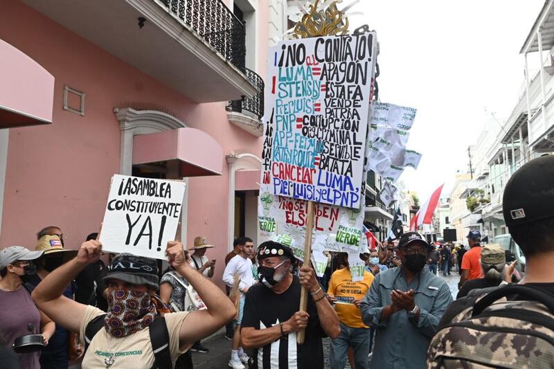 Manifestantes protestan contra LUMA Energy frente a la Fortaleza.