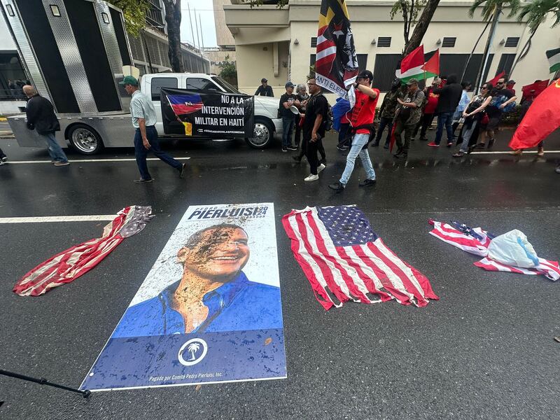 Un cartel de Pedro Pierluisi fue colocado en el suelo de la Milla de Oro en Hato Rey.