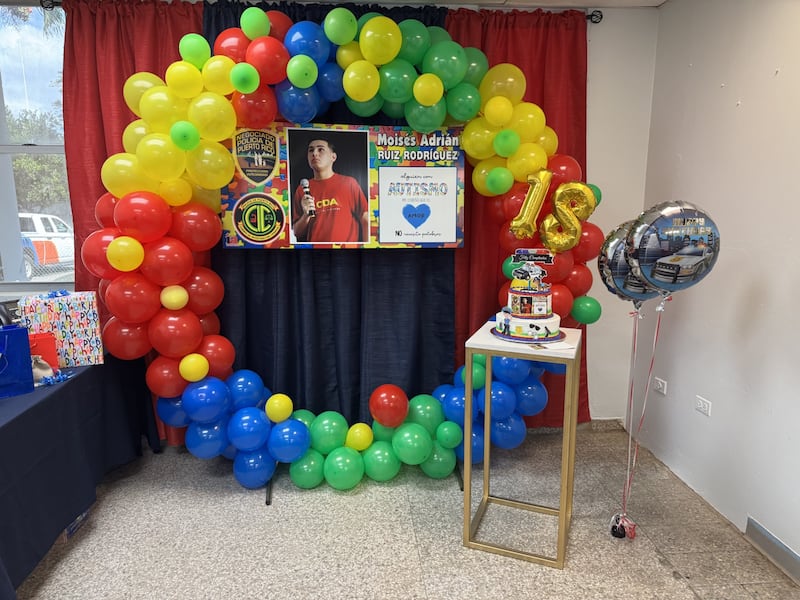 Policías celebran el cumpleaños de joven con autismo