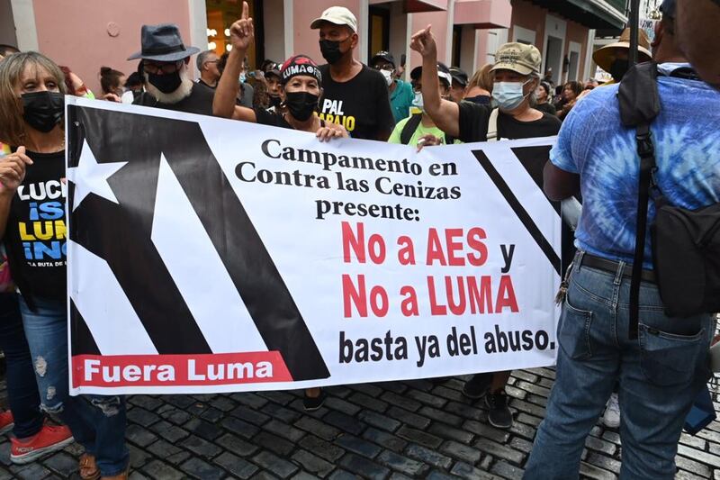 Manifestantes protestan contra LUMA Energy frente a la Fortaleza.