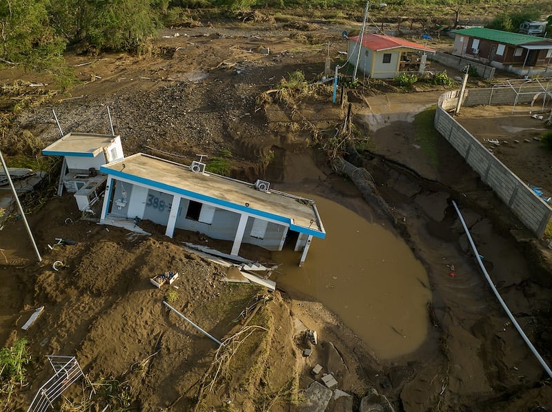 Una casa se hunde tras un derrumbe por inundaciones.