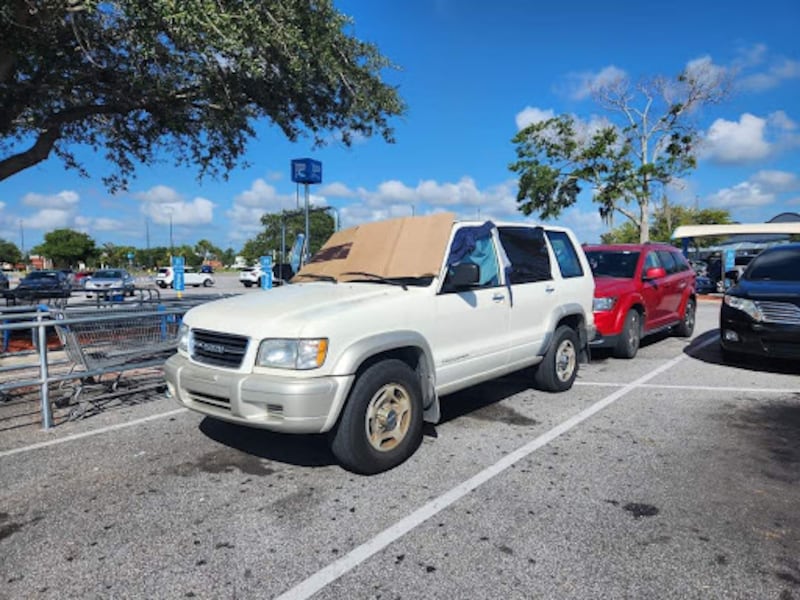 En ocasiones, puertorriqueños han tenido que hacer de sus autos un lugar para dormir, como este caso de un boricua en el estacionamiento de un Walmart en Orlando.