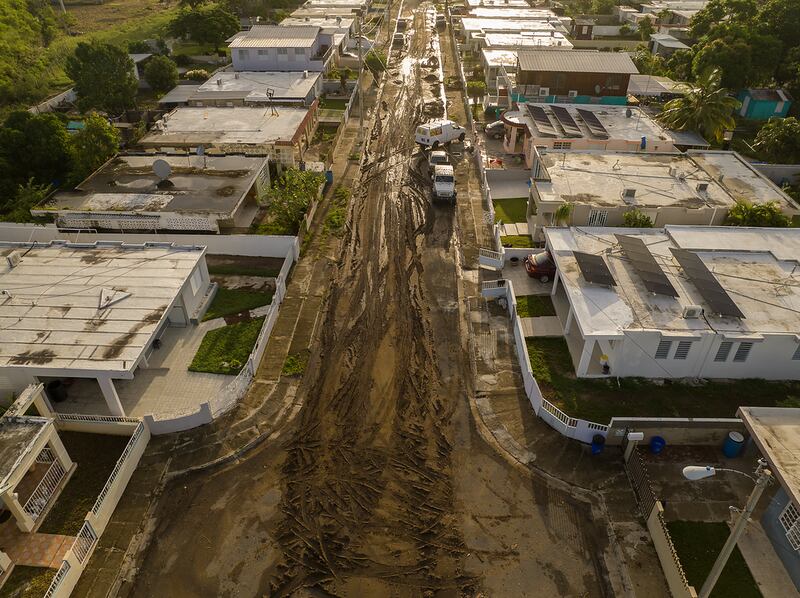 Las calles de varias comunidades en el barrio Río Jueyes, en Salinas, se inundaron cuando el río Nigua se salió de su cauce.