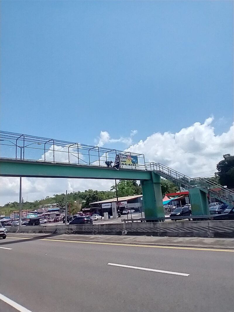 La secretaria del DTOP, la ingeniera Eileen Vélez Vega, sostuvo que el vehículo visto con un cartel del gobernador, Pedro Pierluisi, fue utilizado para funciones oficiales.