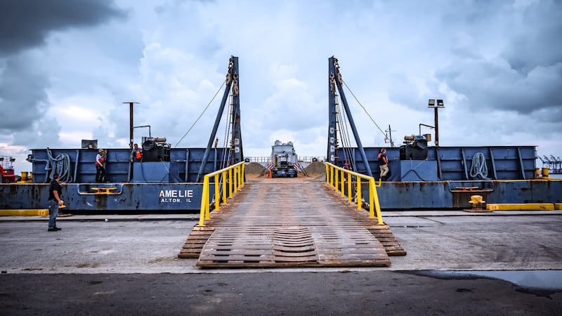 Sale barcaza que llevará transformador hasta puerto de Ponce