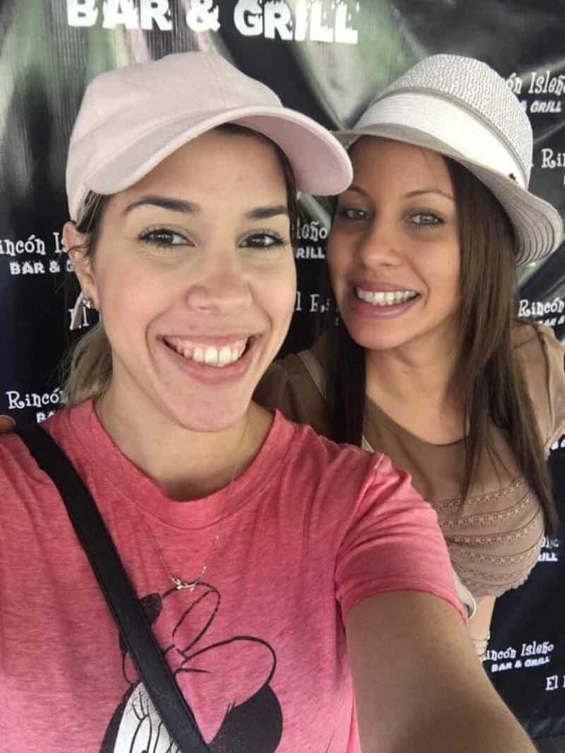 Arellys Mercado Ríos junto a su hermana Carla Espada Ríos