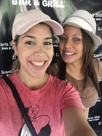 Arellys Mercado Ríos junto a su hermana Carla Espada Ríos