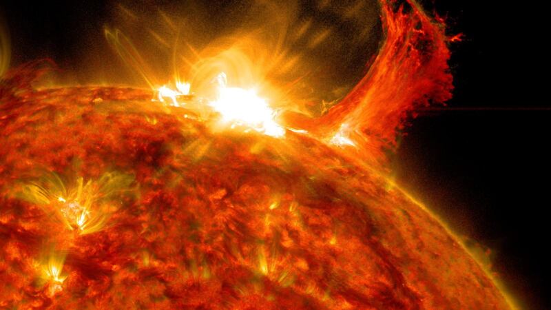 La NASA reveló impactantes imágenes de una fuerte erupción solar