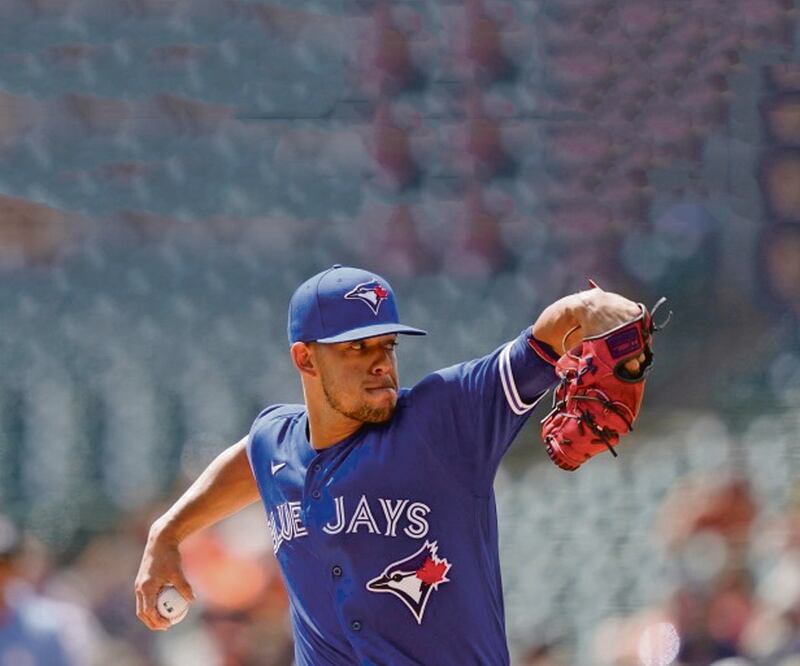 El pitcher José Berríos en medio de un lanzamiento.