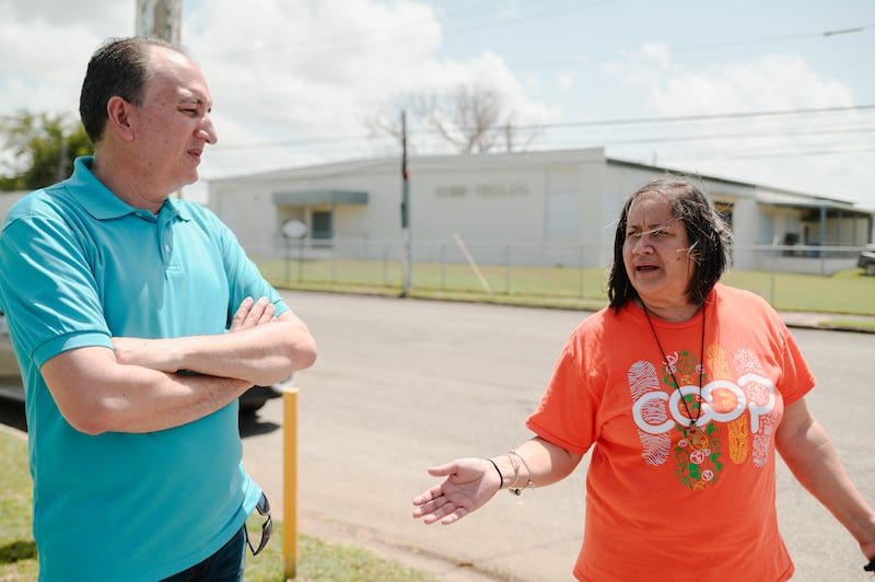 Wanda Ríos, líder de la comunidad de La Margarita, y Víctor Alvarado, activista ambiental, explican la problemática que viven los residentes de la zona aledaña a Steri-Tech.