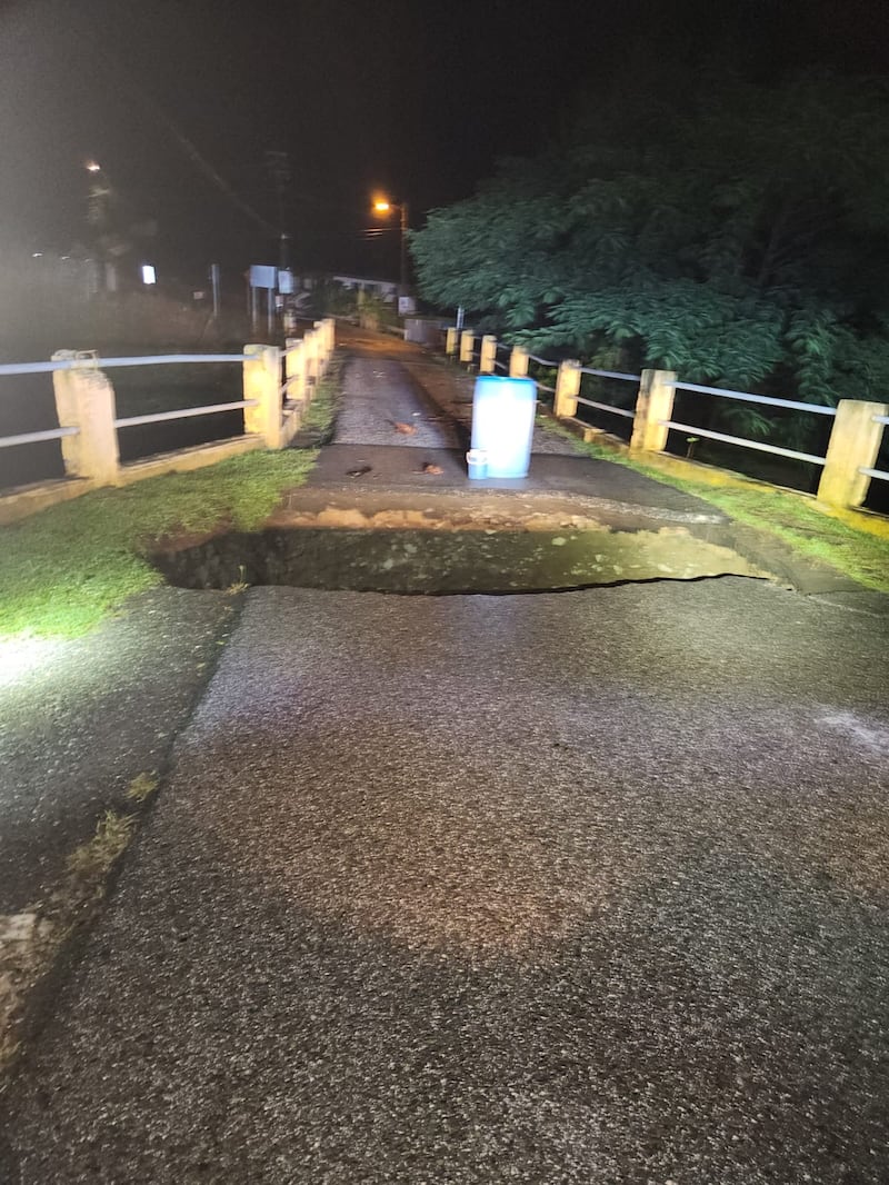 Colapsa puente en Patillas por mal tiempo y fuertes lluvias.