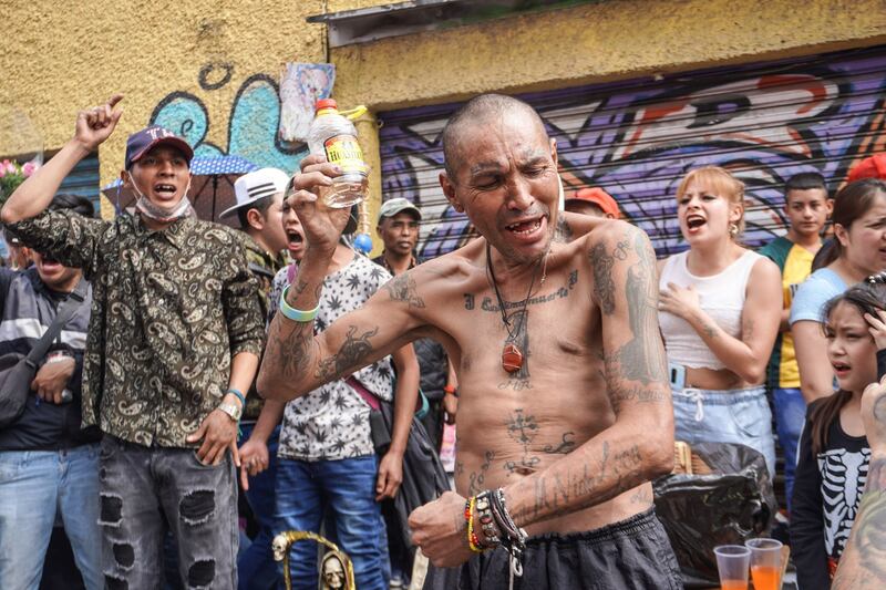 Cientos de personas se congregaron para celebrar a la Santa Muerte en su altar de Alfareria Tepito.