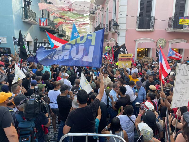 Manifestantes llegan hasta La Fortaleza para protestar contra LUMA Energy.